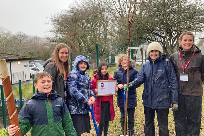 Pictured L to R: Tom, parent Anna Thomson, Layla, Shiori, Tobias and Pippa Ferguson  and Harriet White of Totnes Allotment Society