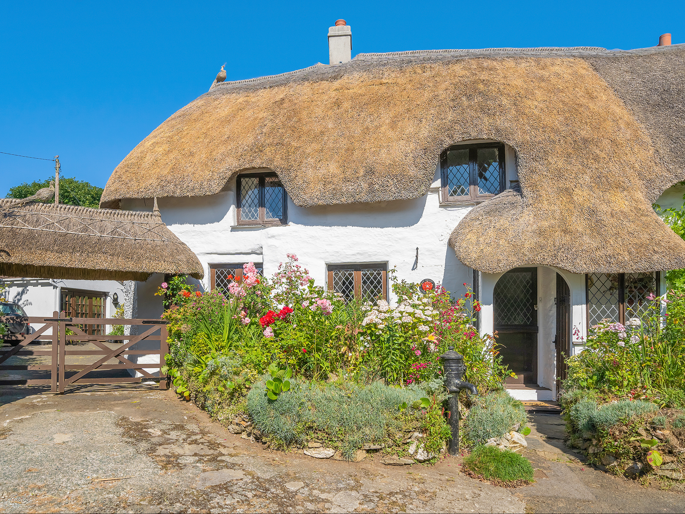 Woodleigh “gardener’s delight” cottage from 14th century for sale