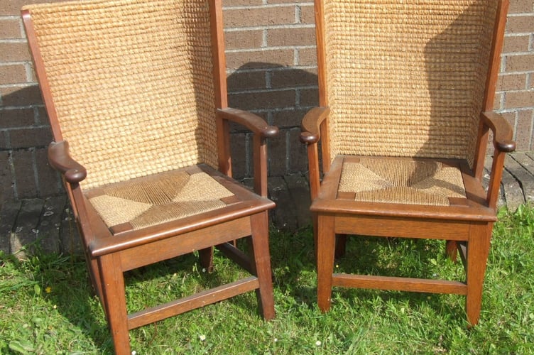 A pair of chairs