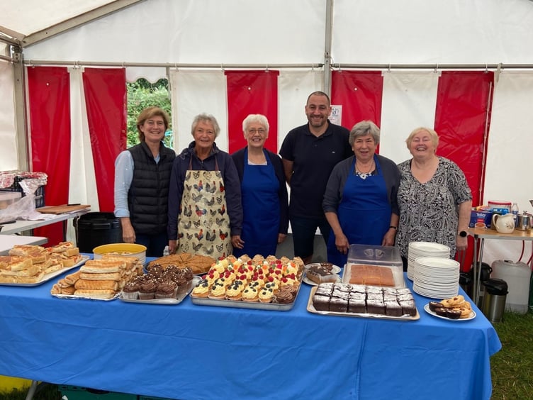 Dame Hannahs Fundraising Team with volunteers