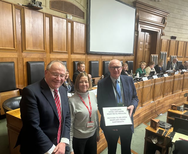 Warfleet Road petition handed in to council leader McInnes