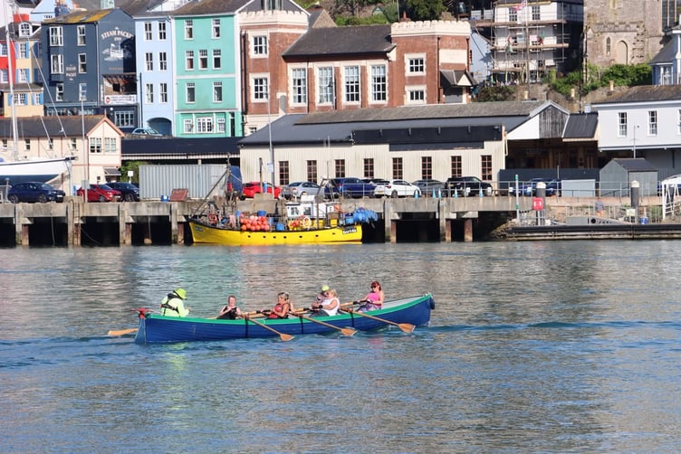 Rowers practice on the Dart
