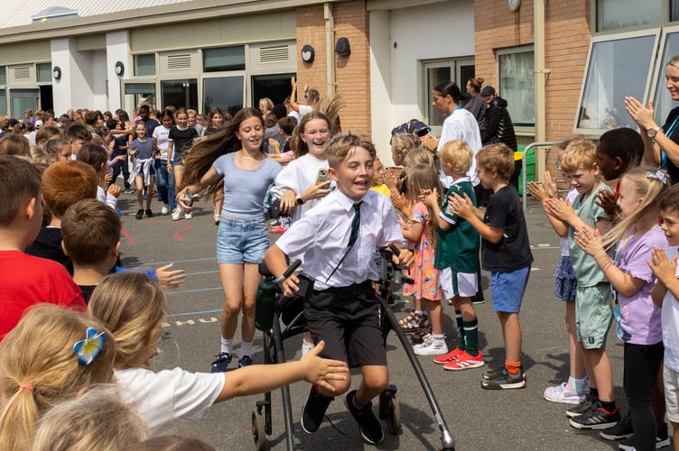 Leavers are honoured- Ph H Hawke Creative