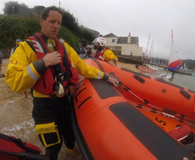 RNLI Salcombe lifeboat aids two inshore rescues in four hours 