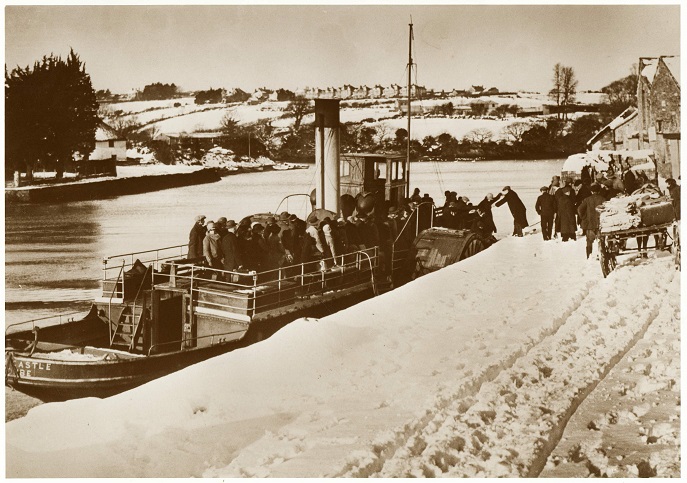Passengers disembarking from paddle steamer 'Kenwith Castle' at New Quay Kingsbridge in 1927 after heavy snowfall had isolated Salcombe.