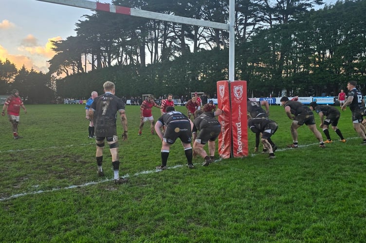 Salcombe RFC attacking the Brixham line