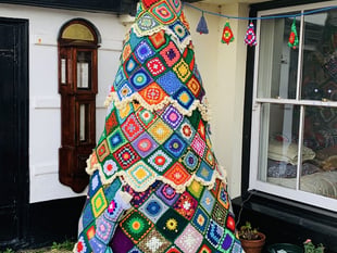 Dartmouth Knitmas Tree brings supports Rowcroft Hospice
