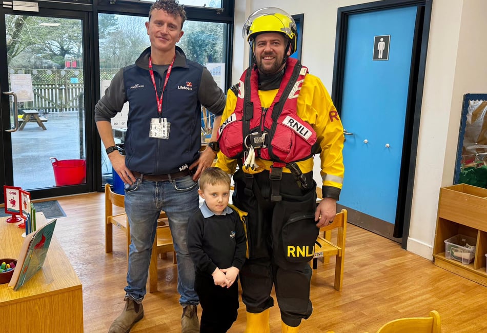 RNLI volunteers give children lifesaving safety lesson
