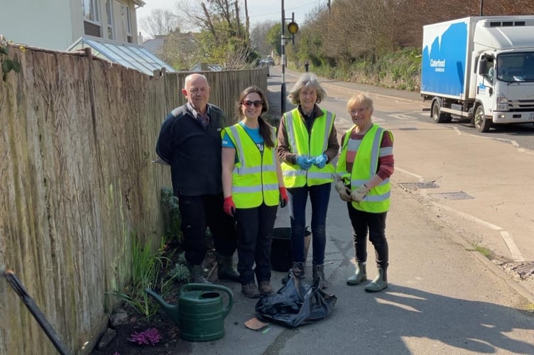 Volunteers at the Yealmpton Street Clean