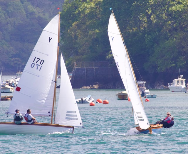 Salcombe Yawl blue and red fleet battles