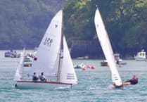 Salcombe Yawl blue and red fleet battles
