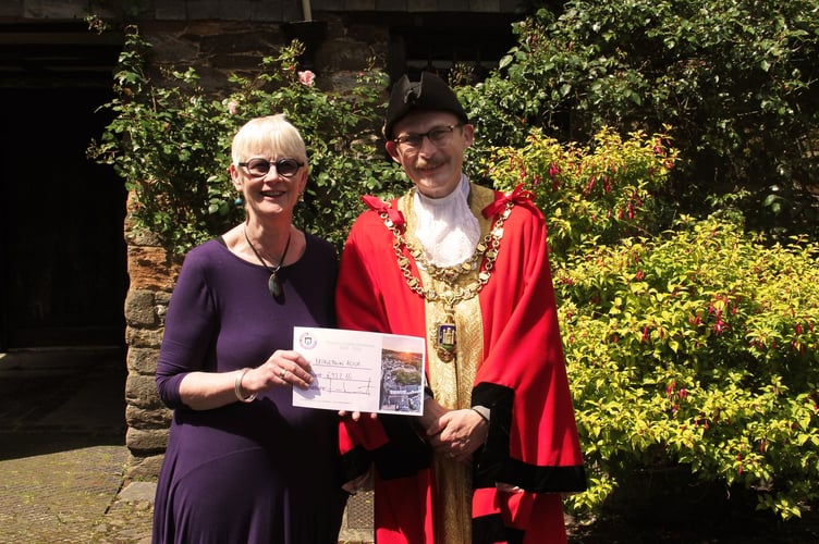 Bridgetown Alive! representative Deborah Oakey receiving a cheque from Totnes Mayor Tim Bennet.